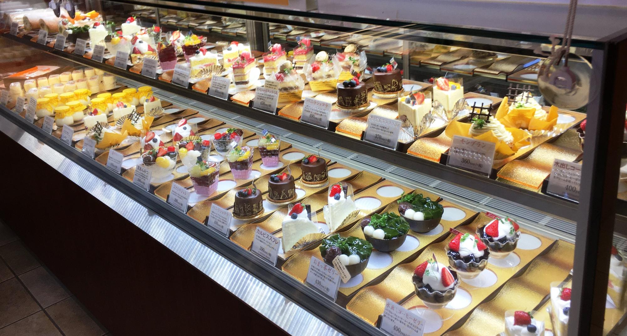 ショーケースに並ぶケーキ
