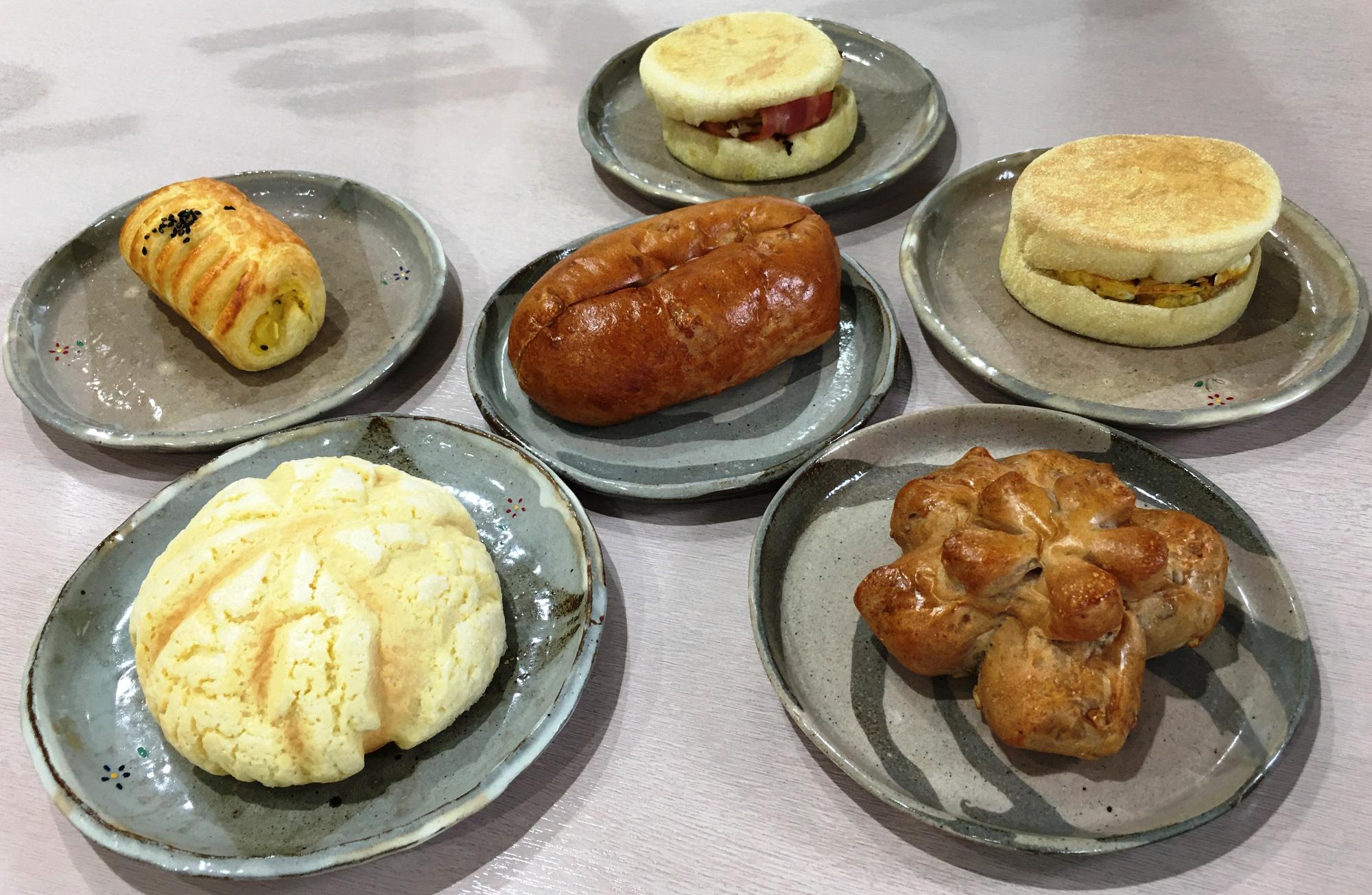 たくさんのパンの写真