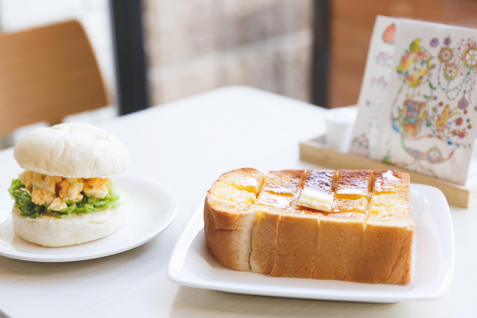 トーストとサンドイッチの写真