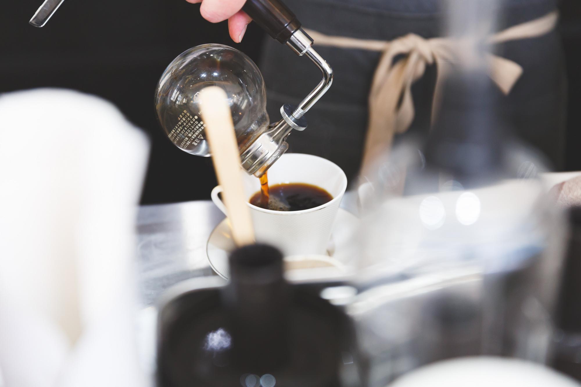 コーヒーを淹れている写真