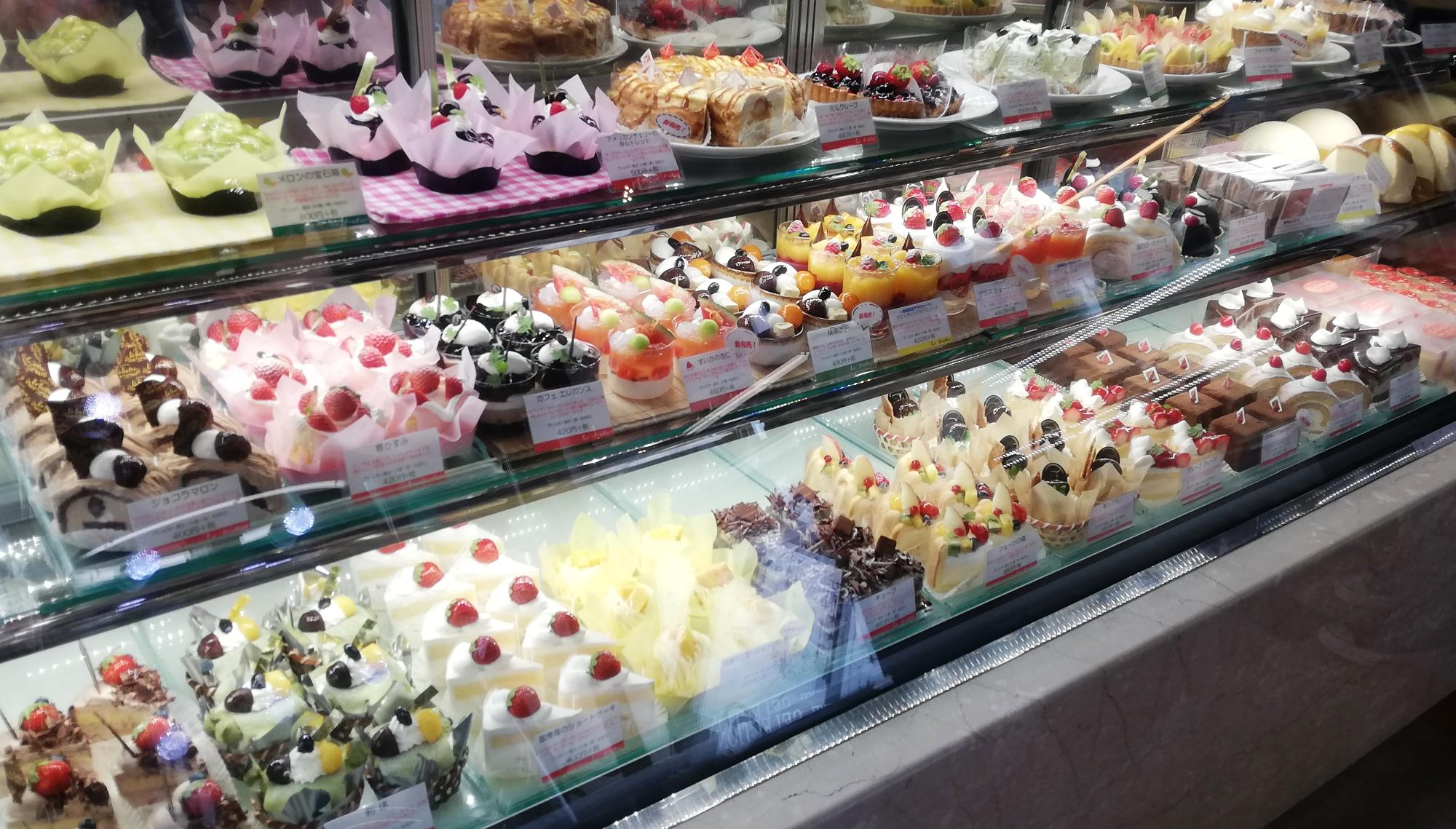 店内に並ぶケーキの写真