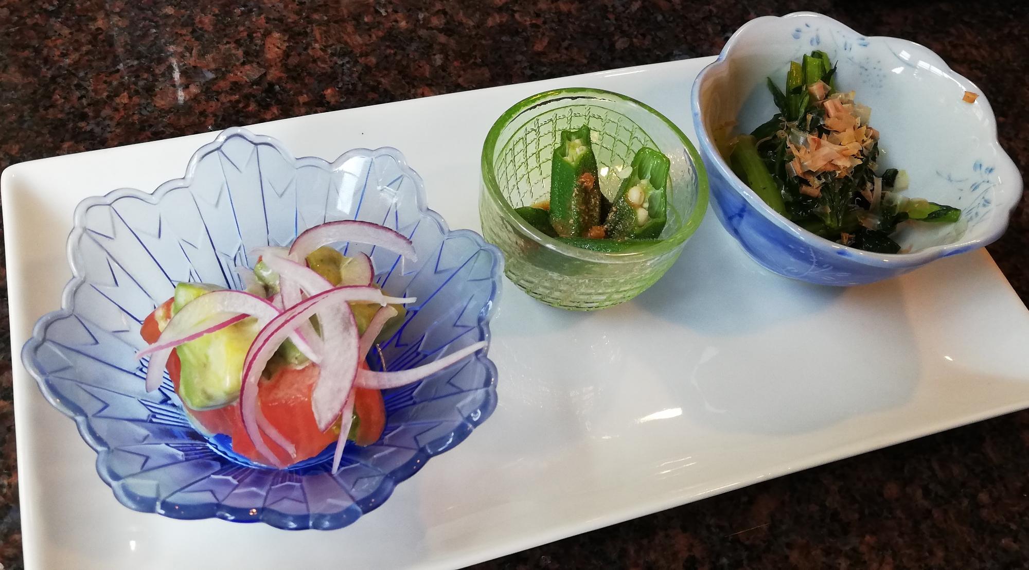 小鉢に盛られた野菜料理