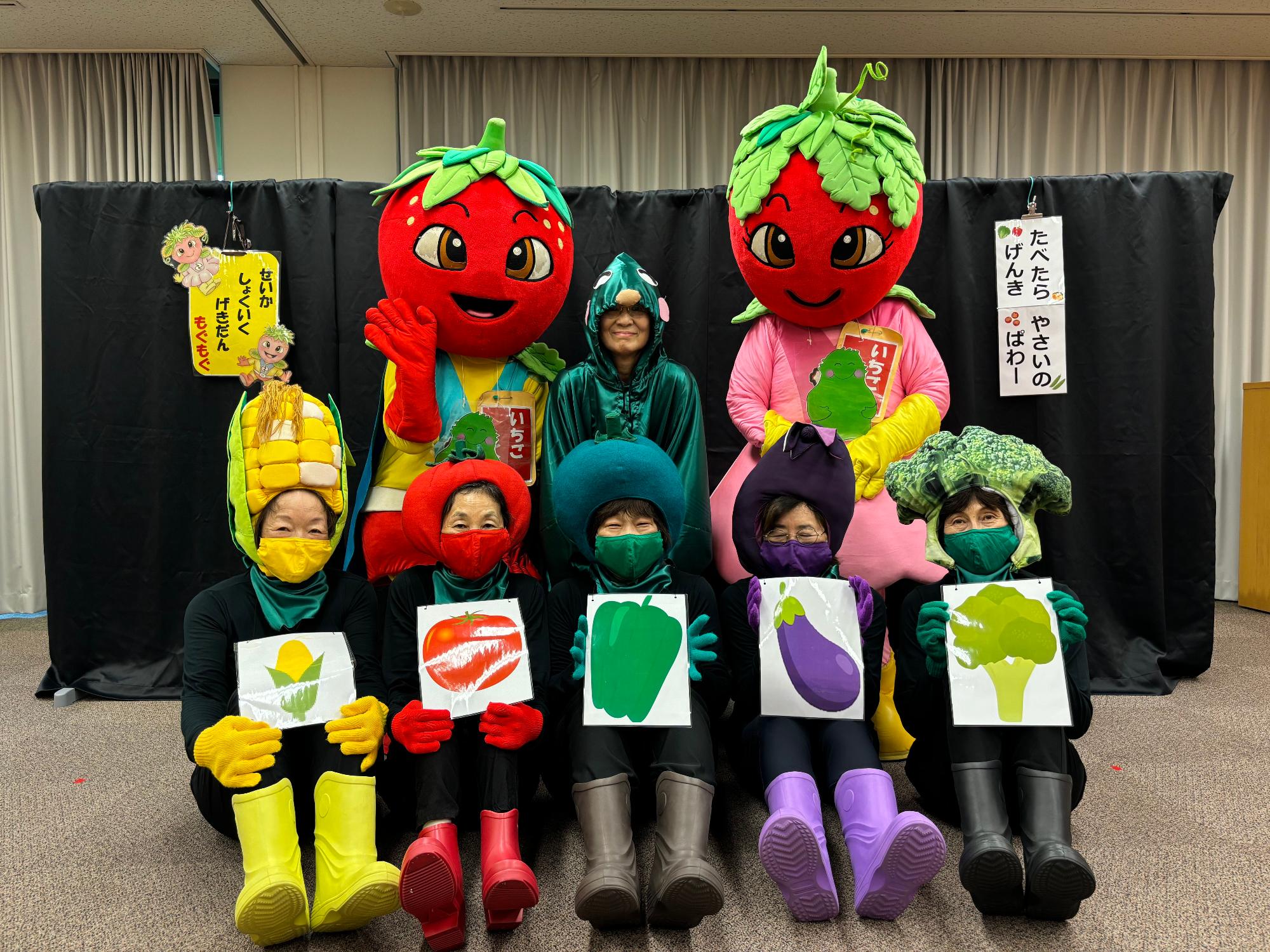 カラフルな衣装で公演していますの写真