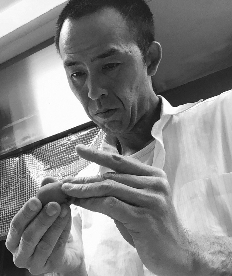 和菓子を作っているところ
