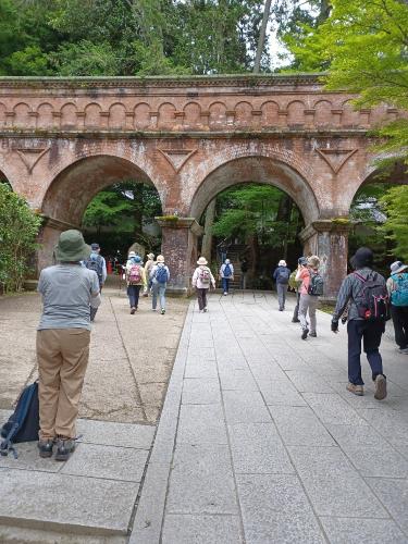 参加者たちが歩いている