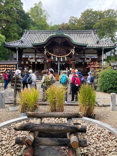 参加者たちが歩いている