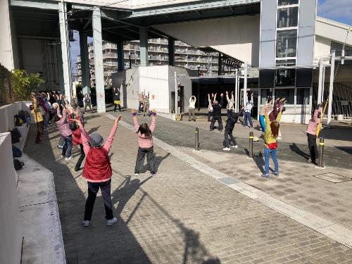 参加者たちとストレッチ