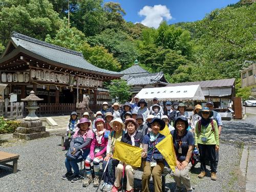 旗を持って集合写真