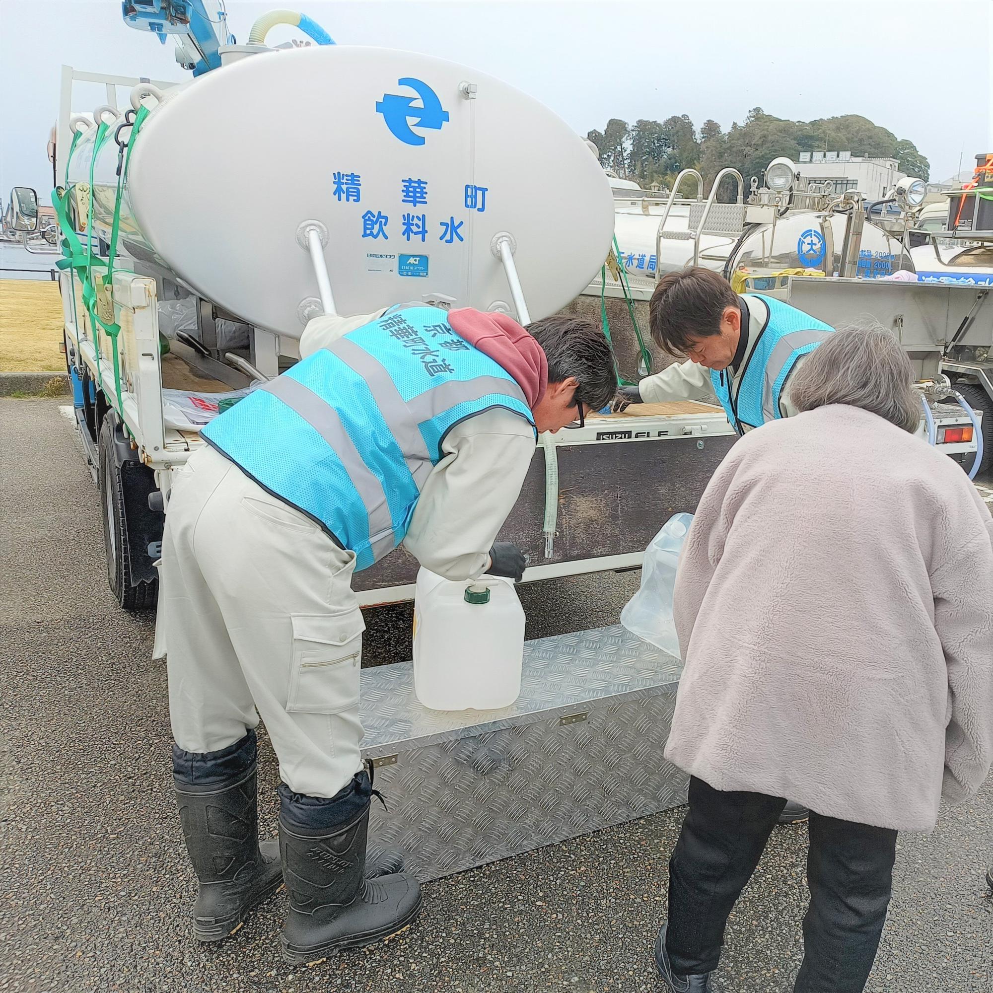 来られた被災者の方のタンクに給水