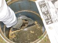 アクをすくっている写真