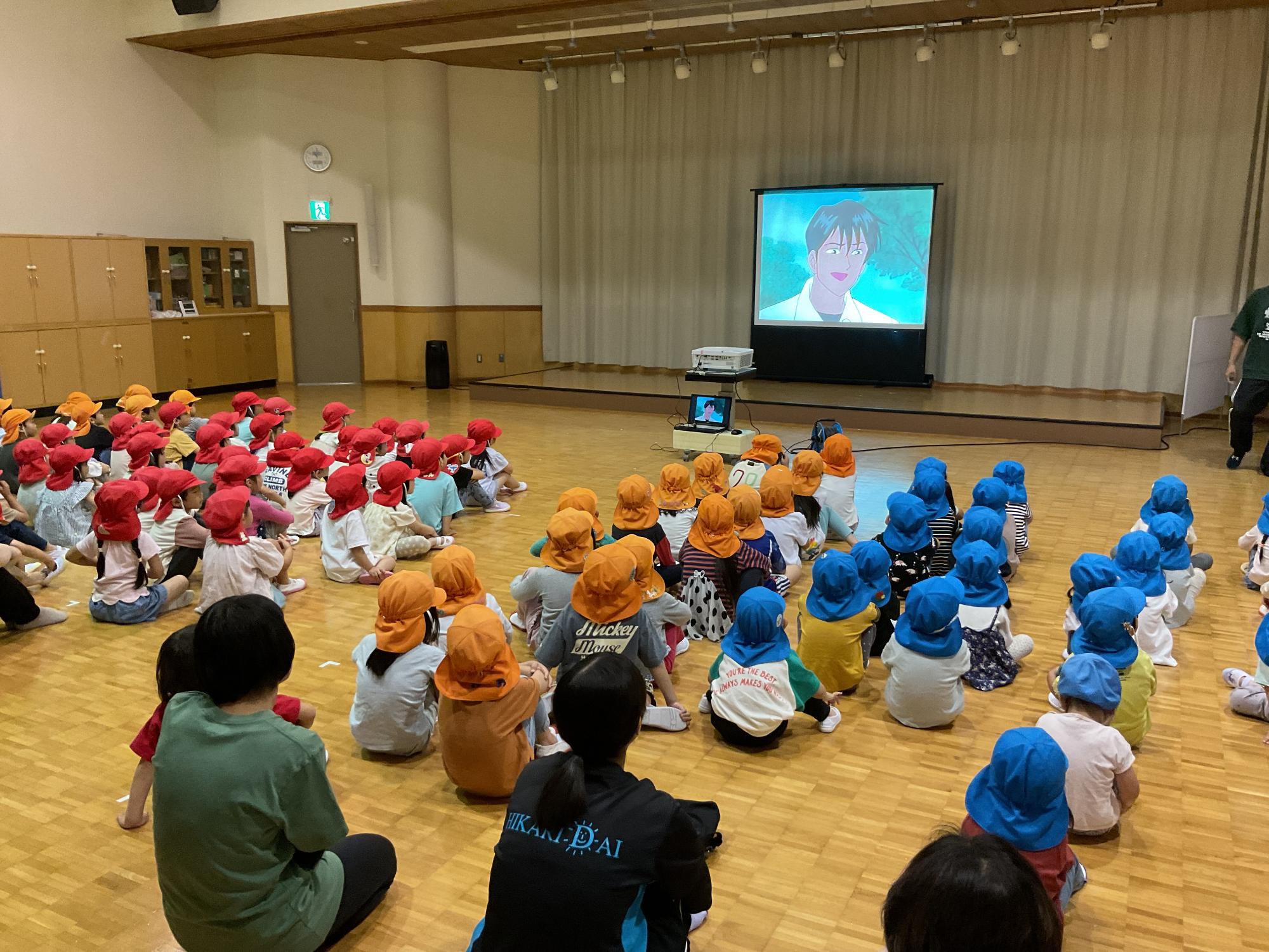 防火映画を視聴している様子防火映画