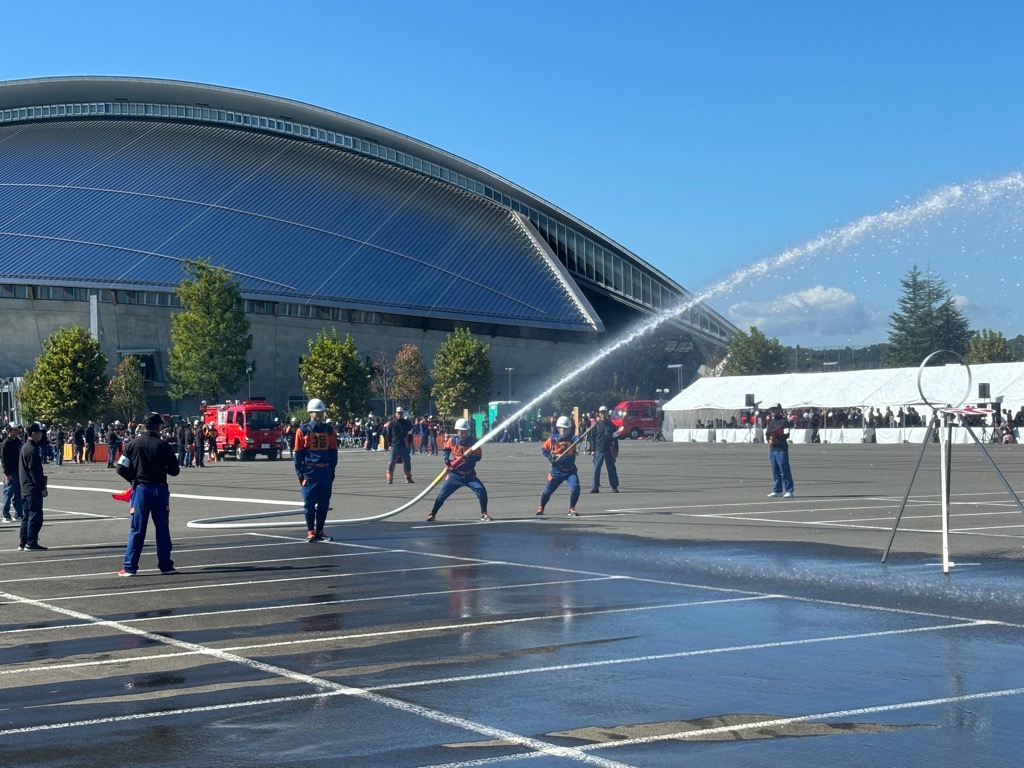 的に向かい放水中