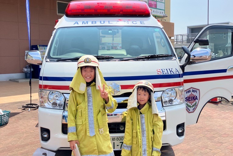 展示車両前で子供の写真撮影
