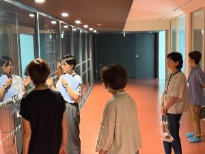 館内見学の様子