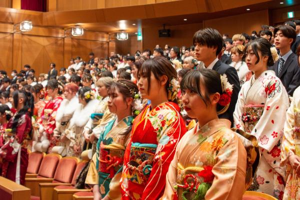 整列する新成人の様子