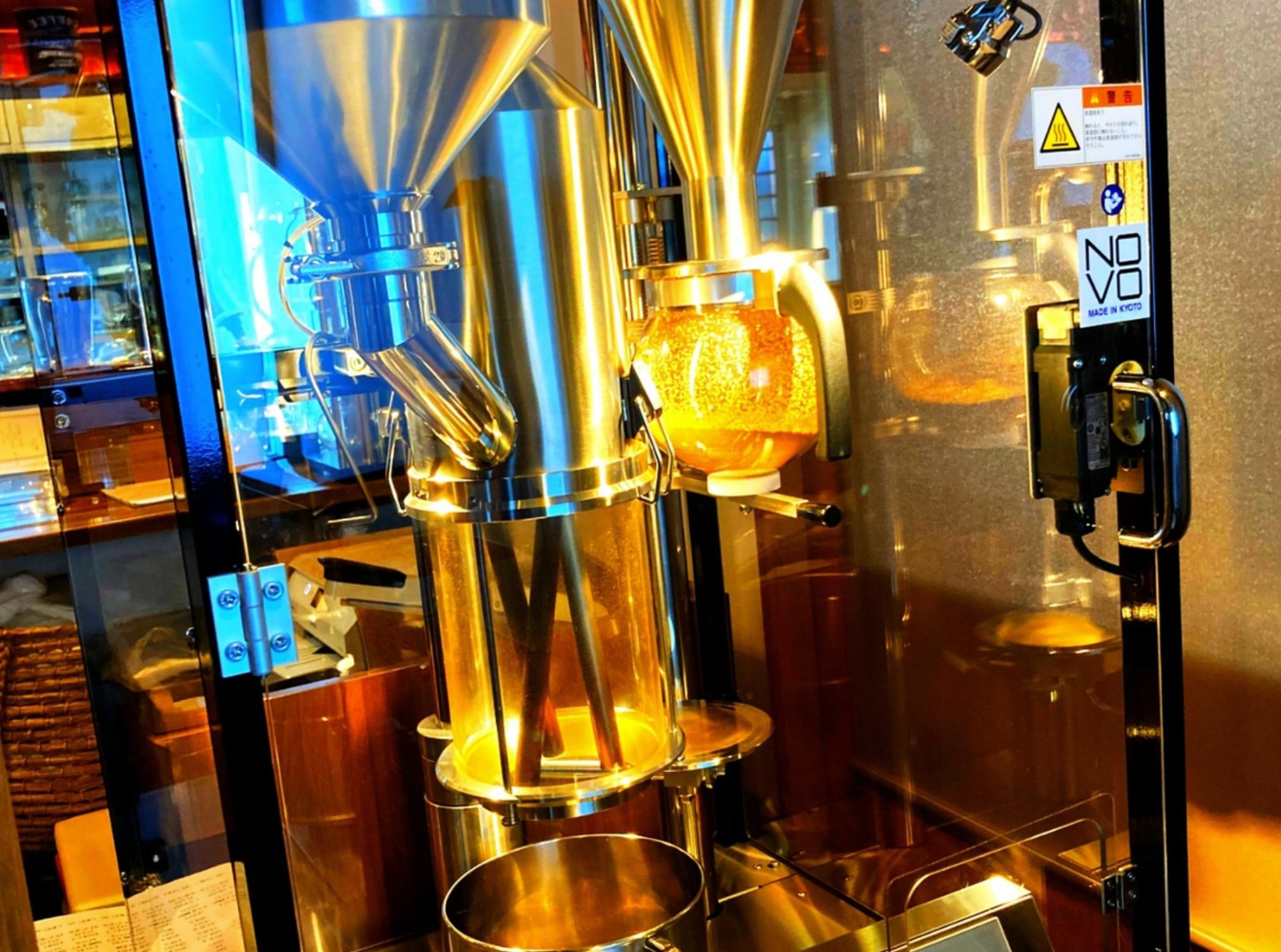 ハルニレカフェ店内コーヒー焙煎機の写真