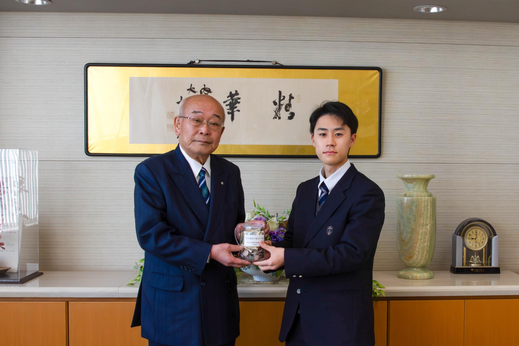 杉浦町長と園田生徒会長の写真