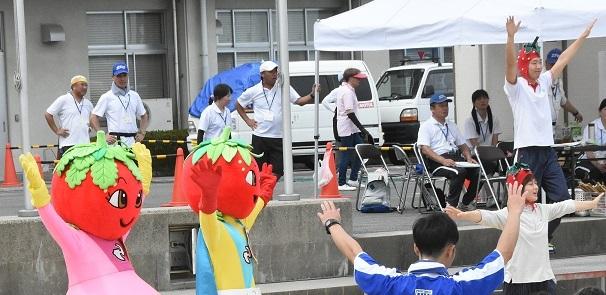 町民体育大会でいちご体操をしている写真