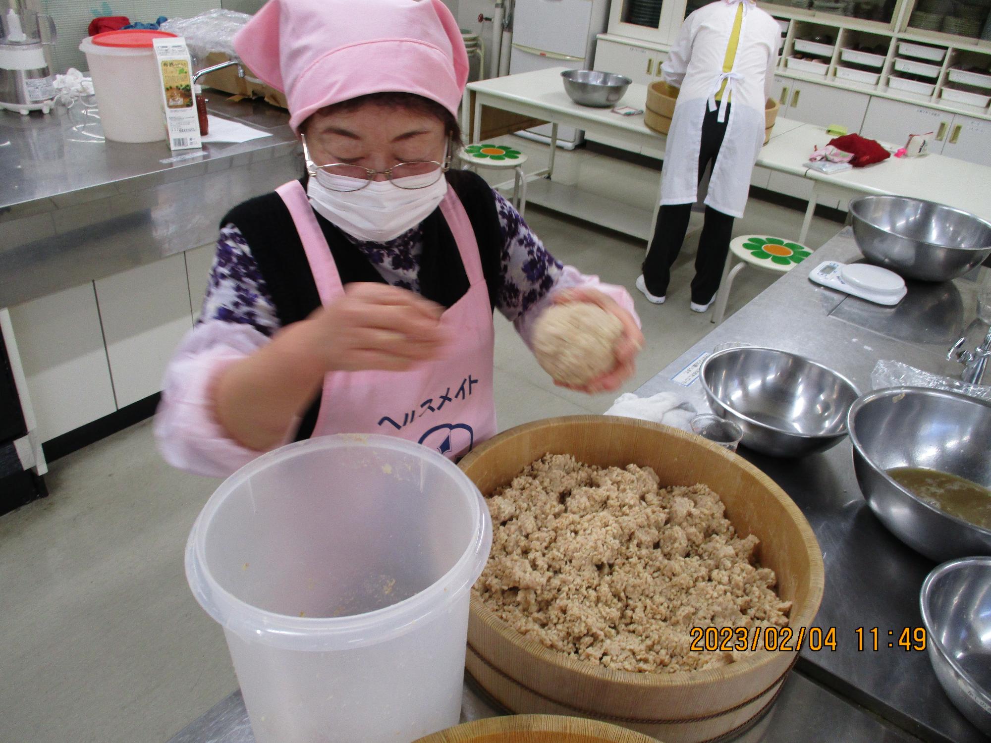 丸めて容器に投げる