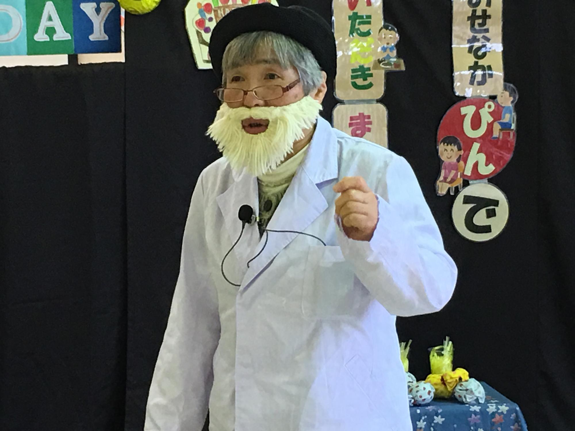 博士がお話している写真