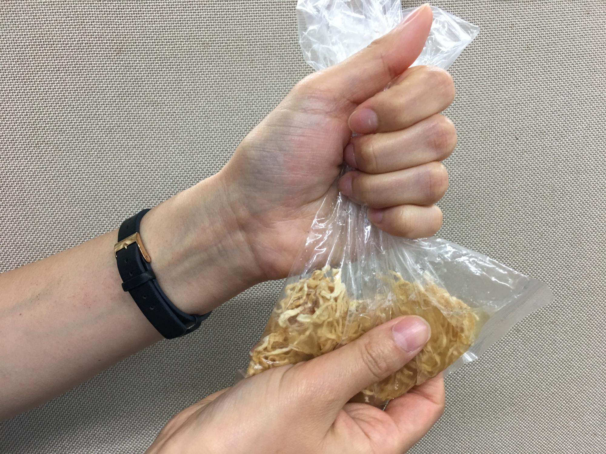 ポリ袋を使って料理をしている画像