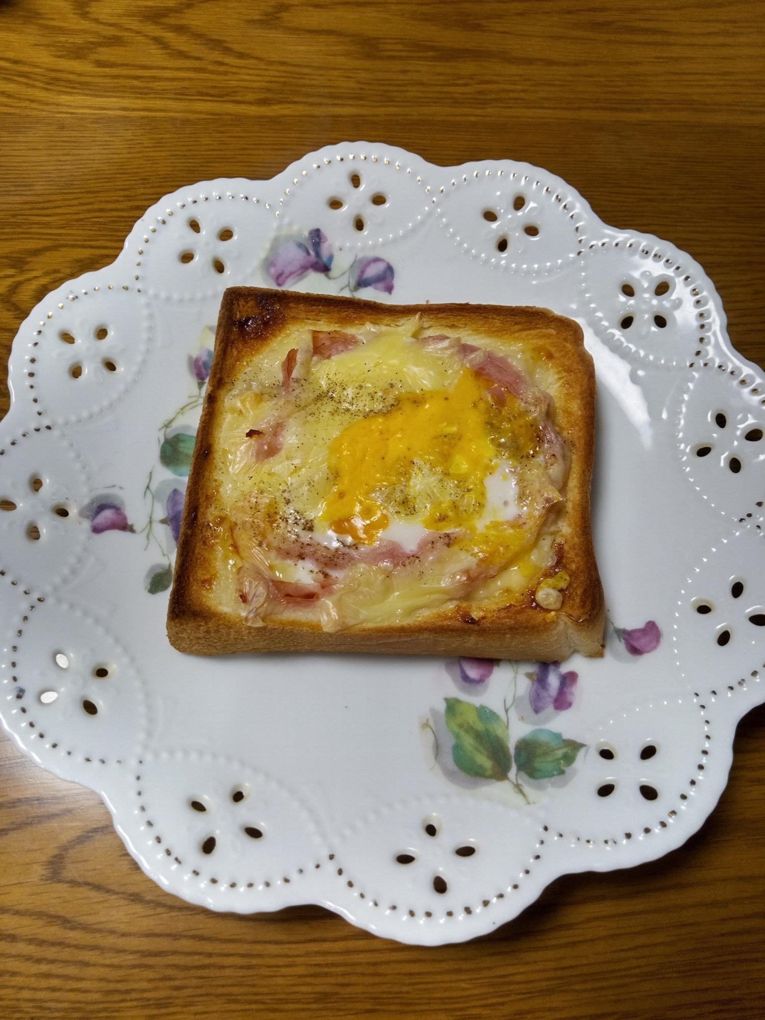 朝すぐできる目玉焼きパンの写真