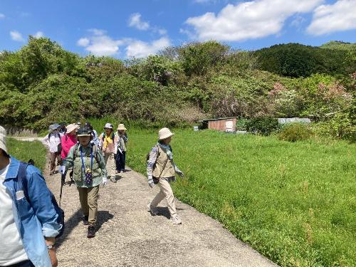 草原のなかを歩くスタッフと参加者