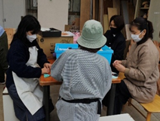 ワークショップの部材チェックしている