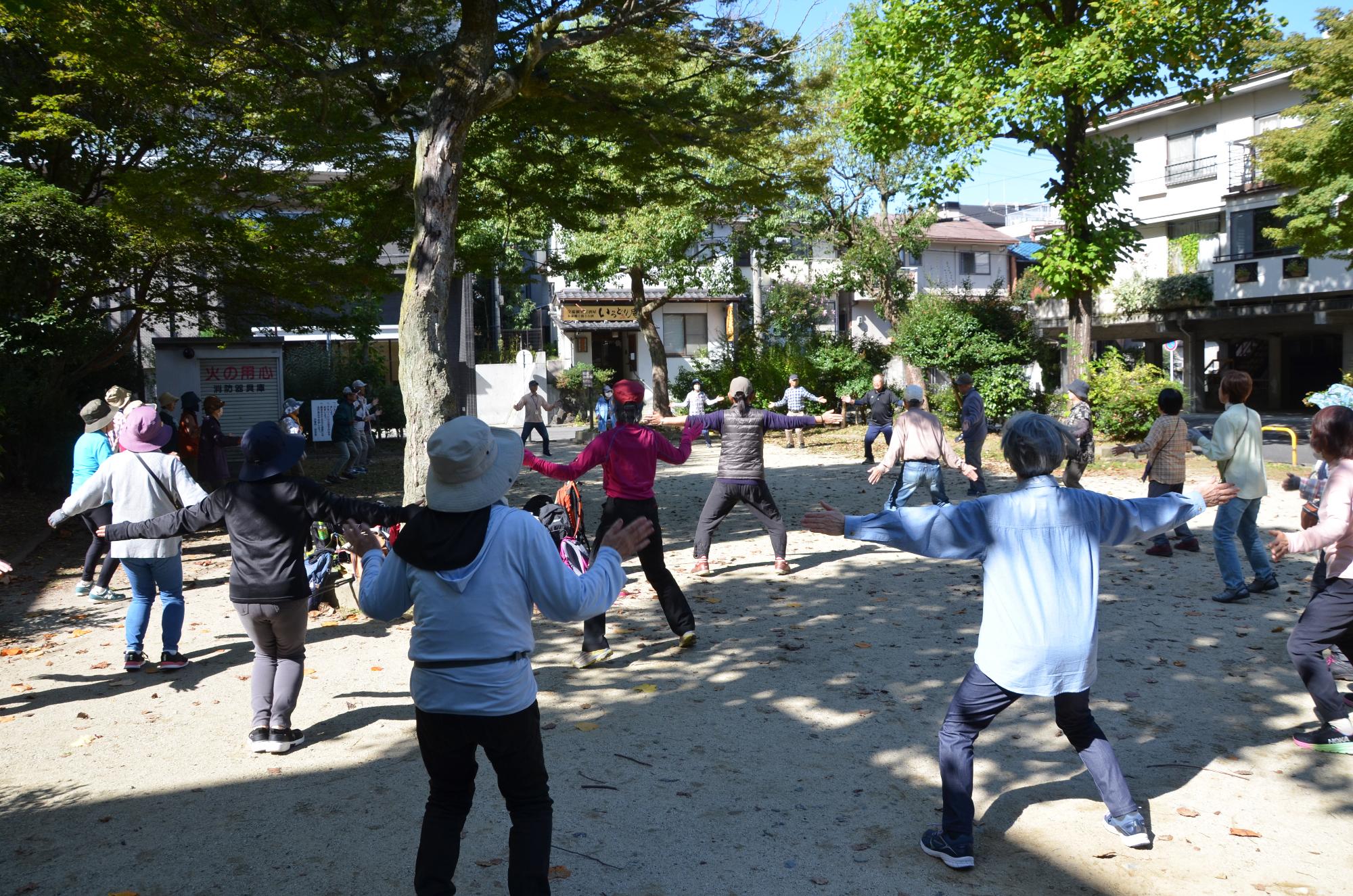 円になって体操に取り組む様子