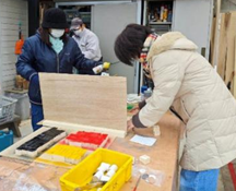 スプレー缶の塗料が他に飛び散らないようについ立てを作った。