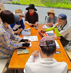 作業前ワークショップの案内書について皆で話し合っている写真