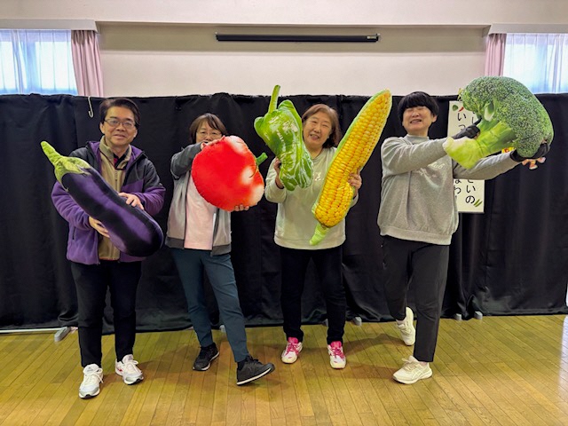 いちご体操のメンバーも畑のお手伝い