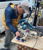 スライド丸ノコを使ってカットしている