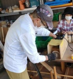 研磨機を使う様子