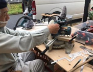 工具を使用しロボットの本体部分を作成しているの写真