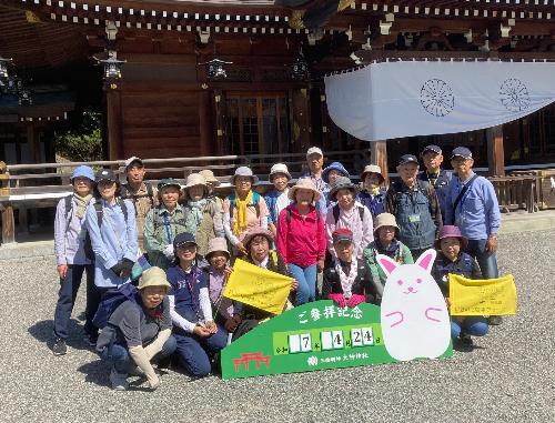 大神神社にてスタッフと参加者が記念撮影