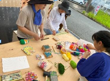 皆で作業して話し合う様子