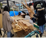 貰ってきた端材を仕分けして使えるものを選び出している