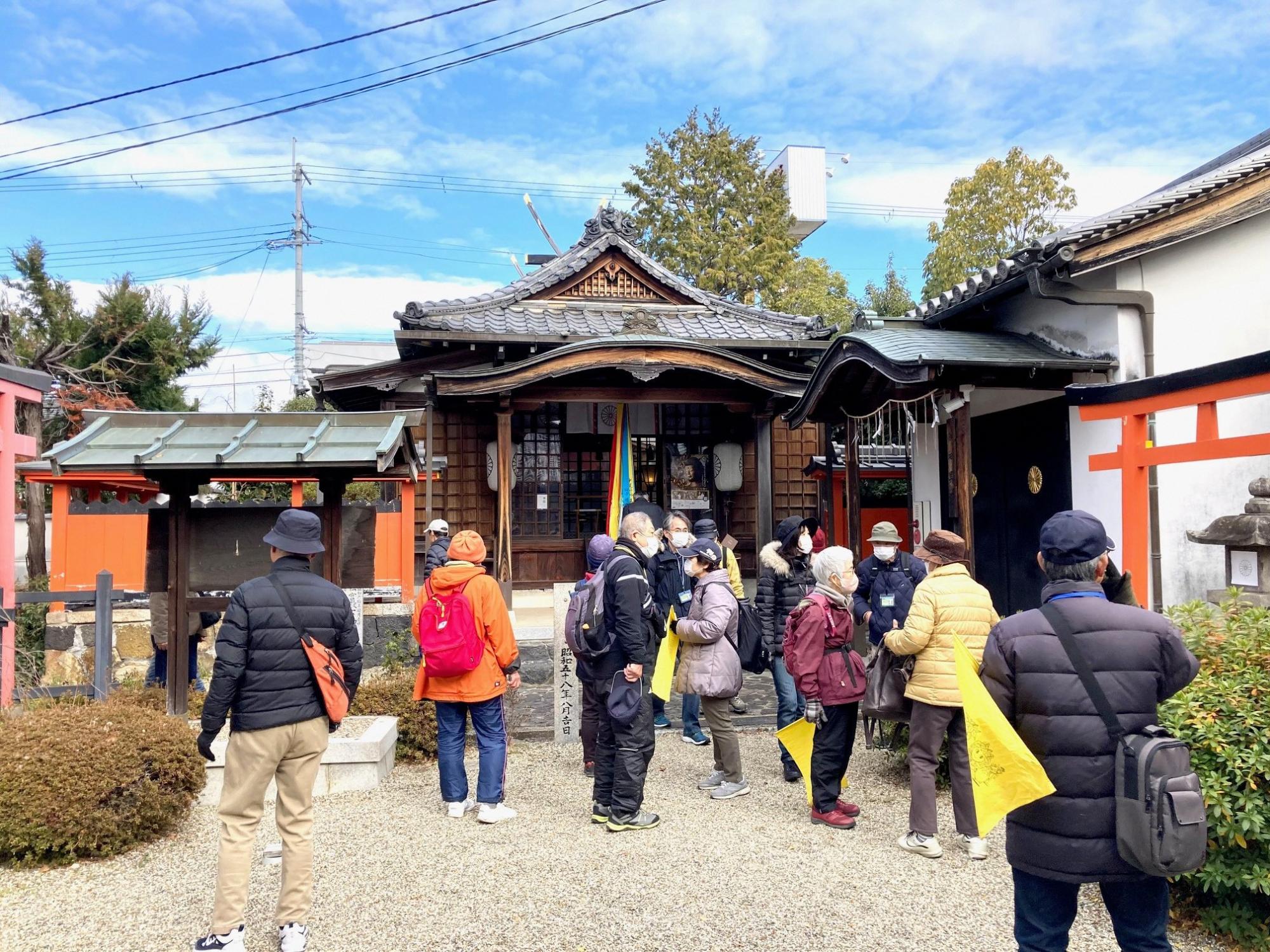 お寺を散策する様子