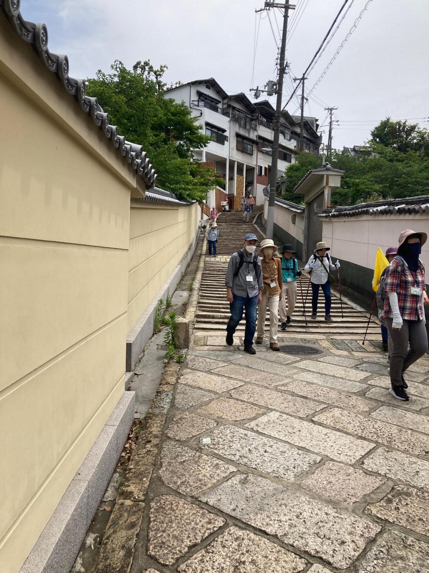 坂を歩く様子の写真