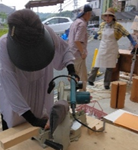 スライド丸ノコで看板枠材を切断