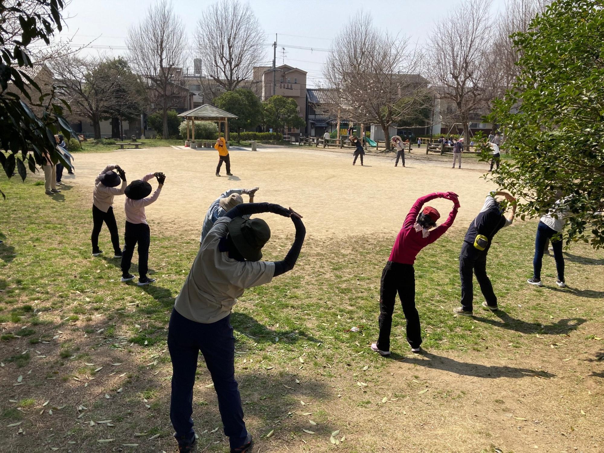 みんなで公園で体操する様子