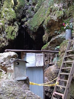 滝行の場所は参加者以外の立ち入りが禁止されている旨の看板が立てられている