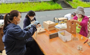 角・端面のバリ取りを人海戦術で行っている様子