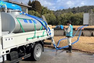 浄水場で給水車に注水中の写真