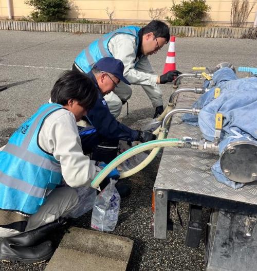 給水拠点で給水袋に注水中の写真