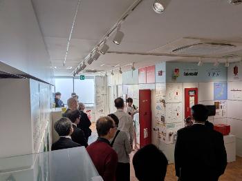 消火設備について説明を受けている風景写真です