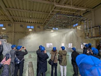 スプリンクラー設備の放水を見学している風景写真です