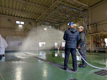 屋内消火栓の放水体験をしている風景写真です