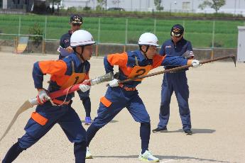 1番員（筒先保持者）、2番員（とび口保持者）